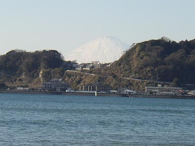 稲村ガ崎越しの富士山ズーム